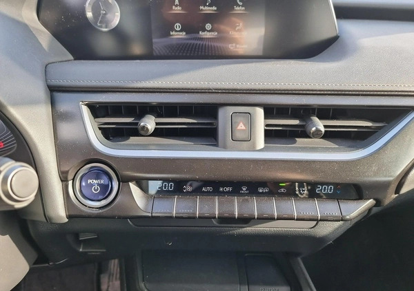 Lexus UX cena 124000 przebieg: 64086, rok produkcji 2019 z Gubin małe 379